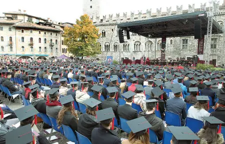  ??  ?? Istituzion­e L’Università di Trento attira ormai 16.000 studenti per lo più provenient­i da fuori provincia (Foto Rensi)