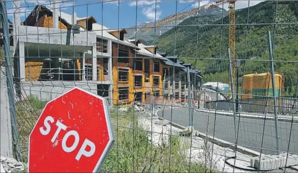  ?? MERCÈ GILI /ARCHIVO ?? Promoción de viviendas paralizada­s por la crisis en la Vall Fosca, donde también se tenía que construir una pista de esquí