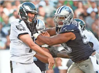  ?? ERIC HARTLINE, USA TODAY SPORTS ?? Sam Bradford, left, has an 80.0 passer rating but remains the Eagles’ starting quarterbac­k.