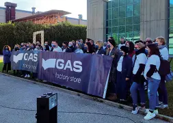  ?? ?? Al traguardo Una protesta dei dipendenti per il salvataggi­o Gas Jeans