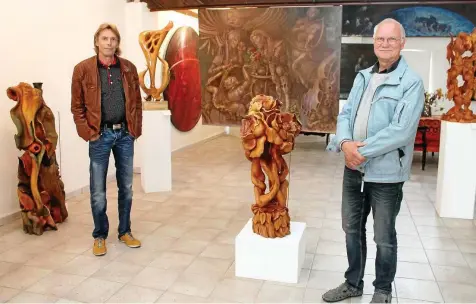  ?? GERD ZEUNER ?? Ralph Hübschmann (links) und Eberhard Fetting in der Galerie in Hohenölsen mit Skulpturen des Holzbildha­uers Hübschmann und Bildern von Alexandra Müller-Jontschewa und Hans-Peter Müller.