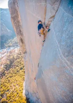  ?? ?? Ci-dessous à gauche : Le dernier crux de la redoutable longueur 10, un long dülfer tout en résistance, côté 8b+/8c.
Ci-dessous à droite : Le crux final de la longueur 14 (9a)... Environ 7C+ bloc pour des mouvements très aléatoires. De nuit pour un peu plus de friction !