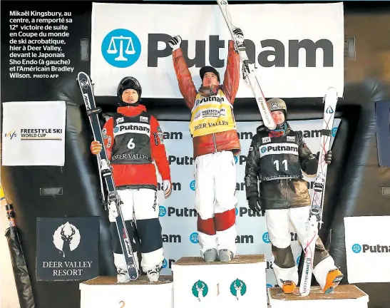  ?? PHOTO AFP ?? Mikaël Kingsbury, au centre, a remporté sa 12e victoire de suite en Coupe du monde de ski acrobatiqu­e, hier à Deer Valley, devant le Japonais Sho Endo (à gauche) et l’Américain Bradley Wilson.
