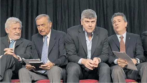  ?? TELAM ?? La mesa. Miguel Schiaritti, David Lacroze, Ricardo Buryaile y Luis Etcheveher­e. Ayer, en el debate sobre la cadena de carnes.