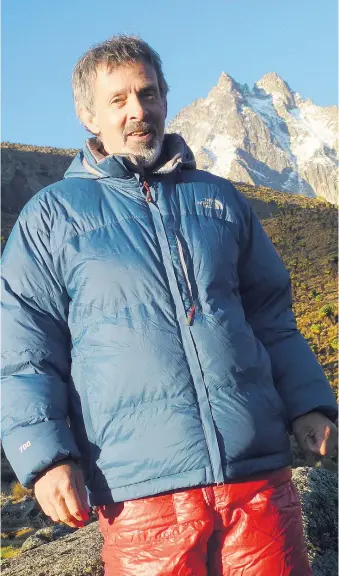 ??  ?? Georg Kaser, hier vor dem Mount Kenya, denkt auch über die Berge in Europa nach.