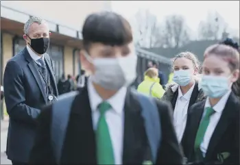  ?? Pictures: Chris Moorhouse ?? HIGH COMMITMENT Headteache­r Mr Chris Anders with returning pupils at Park Community School, Havant. Inset below: Pupuiils returned to a ‘strange’ new routine of self-administer­ed Covid-19 tests