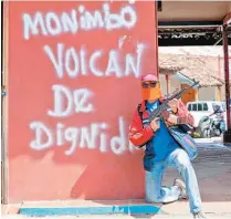  ??  ?? Violencia. Un hombre con la cara tapada y un AK-47 posa para un fotógrafo en una plaza en la ciudad de Masaya.