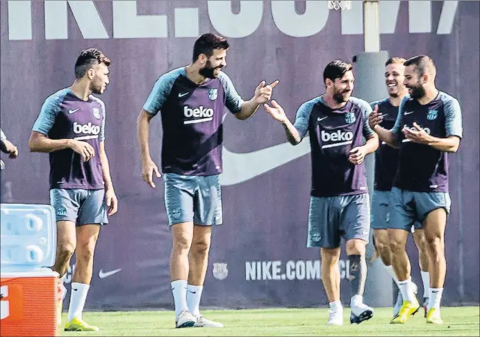  ?? LLIBERT TEIXIDÓ ?? Piqué, Messi i Jordi Alba durant l’entrenamen­t d’ahir fan broma en presència de Munir i Arthur, que no ha viatjat a Sant Sebastià