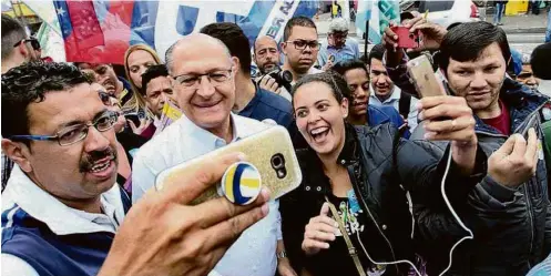  ??  ?? Geraldo Alckmin durante caminhada no Campo Limpo, Zona Sul de São Paulo