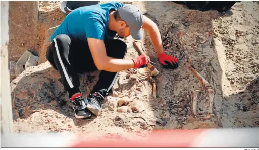  ?? RAMÓN NÚÑER ?? Trabajos de búsquedas de restos en una de las fosas comunes del cementerio de San José en la jornada de este jueves.