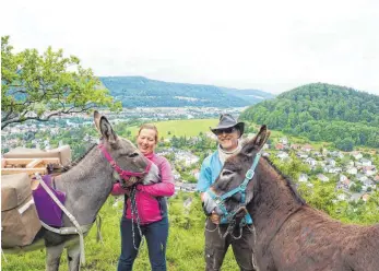  ?? FOTO: MARTIN CYRIS ?? Melanie Hetz organisier­t das Eseltrekki­ng auf der Zollernalb. Ihr Vater unterstütz­t sie dabei.