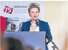  ?? FOTO: ANNE ORTHEN ?? NRW-Kulturmini­sterin Ina Brandes (CDU) will die Leseförder­ung in den Bibliothek­en in den Fokus nehmen.