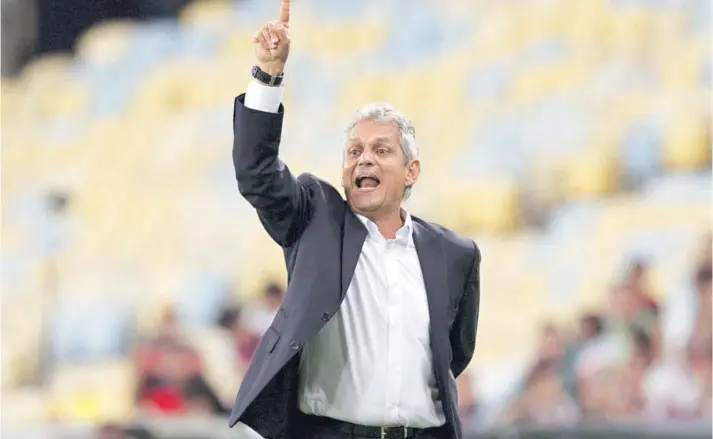  ??  ?? ► Reinaldo Rueda le grita instruccio­nes a sus jugadores del Flamengo, durante el clásico con Fluminense, por la Copa de Brasil, en el estadio Maracaná.