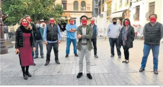  ?? M. G. ?? Antonio Luque, en el centro, ayer con otros miembros de la Asociación de Hostelería de Sevilla en la Plaza de la Pescadería.