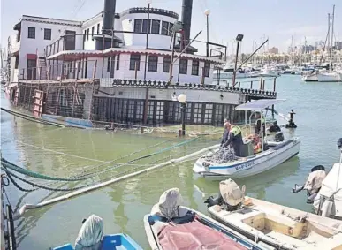  ?? DANIEL PÉREZ/EFE ?? Varios operarios y buzos trabajando en el anclaje del barco de vapor ‘Willow’ tras su hundimient­o en 2019.