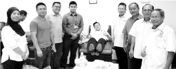  ??  ?? PBS supreme councillor Francis Lawrence @ Yusof (third left), Dr Tey Nian Jye (fourth left) and working committee pose with Jhasarry who is seen donating blood.