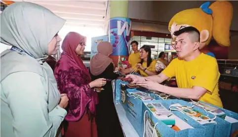  ??  ?? BENNY (kanan) pada Kempen Titipkan Luahan Kasih Anda sempena Julie’s Hari Raya Khas di Balai Berita NSTP, Bangsar.