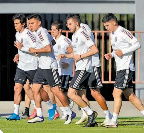  ?? FOTOS: @MISELECCIO­N ?? El grupo entrena motivado y bajo la consigna de alcanzar el boleto olímpico. /