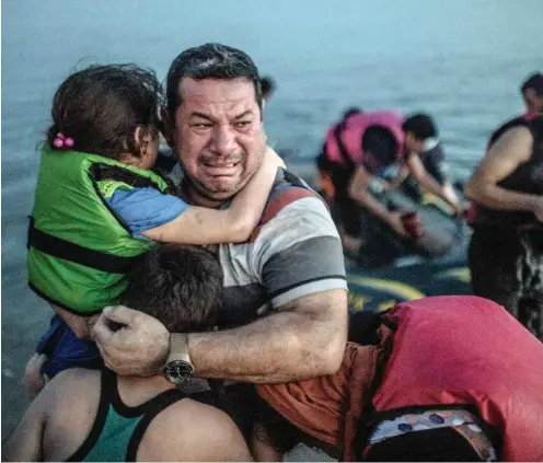  ?? Foto: Daniel Etter/The New York Times/laif ?? Mit diesem Bild einer Flüchtling­sfamilie nach der sicheren Ankunft in Europa gewann der Fotograf den diesjährig­en Pulitzer-Preis.