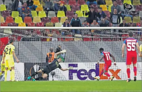 ??  ?? DECISIVO. Sulley remata a puerta, tras el error cometido por Andrés Fernández, y consiguió el empate pora el Steaua.