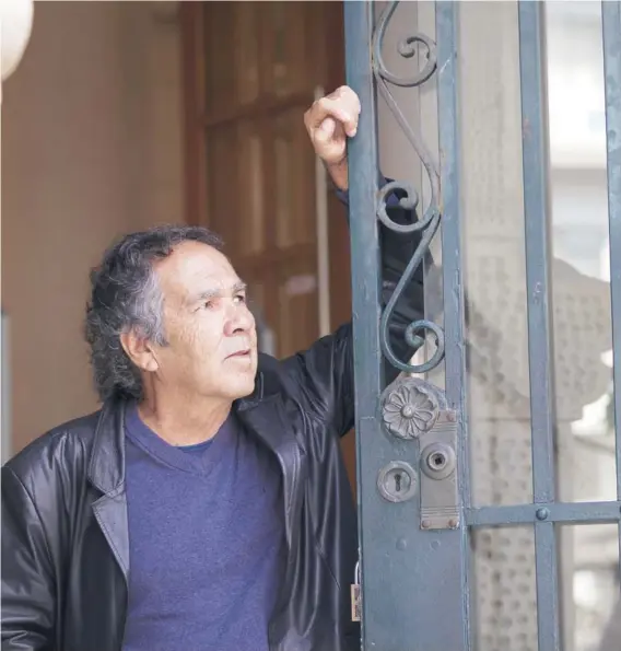  ??  ?? ► El autor Hernán Rivera Letelier (67), la semana pasada en el centro de Antofagast­a.