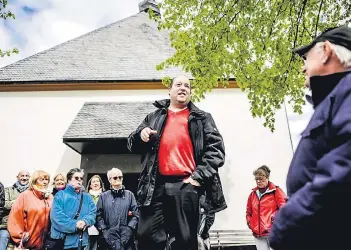  ?? RP-FOTO: ANDREAS BRETZ ?? Mike Kunze führte die Tour-Teilnehmer anderthalb Stunden entlang einiger historisch­er Stationen von Büderich und erzählte dabei die ein oder andere Anekdote.