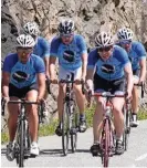  ??  ?? Un groupe de cyclotouri­stes dans la Scala di Santa Regina, sur une étape très prisée entre le centre de la Corse et la station balnéaire de Porto.