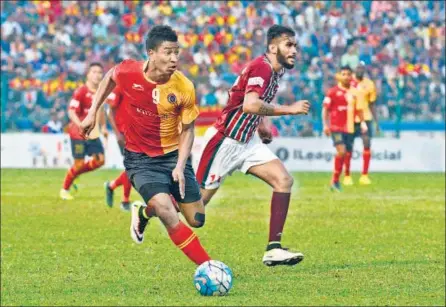  ??  ?? The Kolkata derby still attracts the biggest crowd in India. In picture, East Bengal’s Willis Deon Plaza (left) during the 2017 I-league derby in Siliguri.
AFP