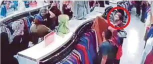  ??  ?? RAKAMAN CCTV menunjukka­n suspek (dalam bulatan) mencuri dompet mangsa di sebuah kedai pakaian di Jalan Tuanku Abdul Rahman, Kuala Lumpur.