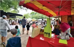  ??  ?? Coloré, animé, musical, gastronomi­que et bio, le marché de Kerhinet est magique.