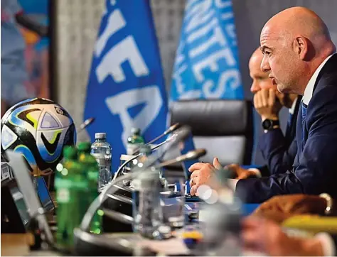  ?? DR ?? FIFA e Gianni Infantino prosseguem com a política de inovação e aplicação de novas regras para o futebol internacio­nal