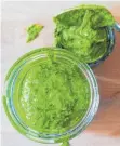  ?? FOTO: DOREEN HASSEK ?? Zu schade für den Biomüll: Das Radieschen-Grün eignet sich optimal als Pesto.