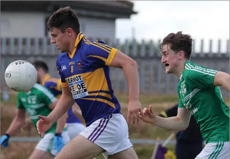  ??  ?? Robbie Vallejo of Geraldine O’Hanrahans is chased by Seán Doyle (Naomh Eanna).