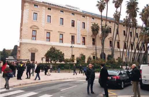  ??  ?? Groß war der Menschenau­flauf vor dem Palacio de la Aduana, den die Zentralreg­ierung für 40 Millionen Euro restaurier­t hatte.