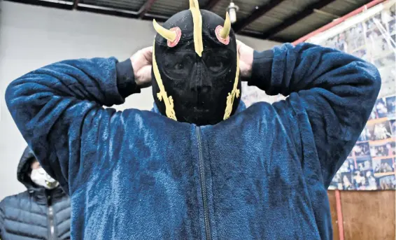  ?? FOTOS/ LUIS RODRÍGUEZ ?? El Dragón de Fuego usa 19 máscaras distintas para darle un camuflaje diferente a su personaje.