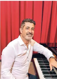  ?? RP-FOTOS (3): BRIGITTE PAVETIC ?? Giovanni Costello singt und spielt auch Piano, regelmäßig zieht es ihn in Piano-geschäfte wie Rehbock Pianos an der Berliner Allee.