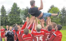  ?? FOTO: ROTH/SV BRAUNENWEI­LER ?? Der Trainer lebe hoch: Die Braunenwei­ler Spieler lassen Meistertra­iner Florian Münch hochleben.