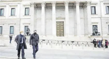  ?? EL PERIÓDICO ?? Ignacio Gragera y Juan López-Bas, ayer, a la salida del Congreso de los Diputados.