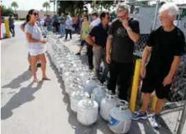  ?? FOTO REUTERS
FOTO REUTERS ?? Inwoners van Florida hamsteren massaal drinkwater en brandstof (foto) voor de komst van orkaan Irma.