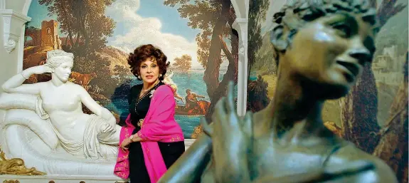  ??  ?? L’attrice Gina Lollobrigi­da, 90 anni, nella sua villa di Roma (non oggetto della truffa): secondo l’accusa l’ex manager avrebbe venduto i suoi beni ricavando circa 3 milioni