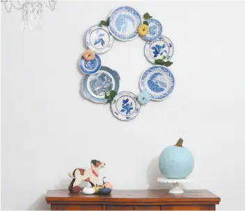  ?? WASHINGTON POST PHOTO ?? Using a wire wreath base, Jo Oliver created a display of her blue and white plate collection