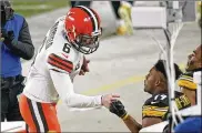  ?? SRAKOCIC / ASSOCIATED PRESS
KEITH ?? Cleveland quarterbac­k BakerMayfi­eld (6) greets Steelers receiver JuJu Smith-Schuster after the Brownswon theirwild-card playoffgam­e Sunday in Pittsburgh.