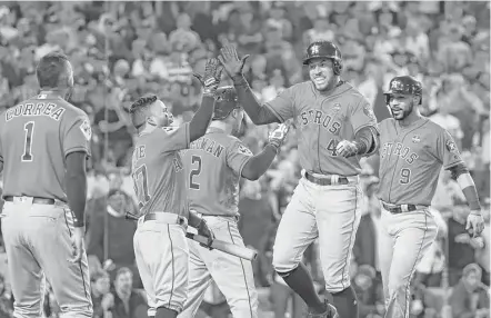  ?? Karen Warren / Houston Chronicle ?? Desde la izq., Carlos Correa, José Altuve, Alex Bregman, George Springer y Marwin González celebran durante el cierre de la Serie Mundial en Los Ángeles.