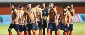  ?? ANGGER BONDAN/JAWA POS ?? TABAH: Para pemain Persibo ketika ambil bagian dalam Dirgantara Cup melawan Persebaya di Stadion Maguwoharj­o, Sleman, tahun lalu. Hadiah juara Copa Indonesia 2012 yang menjadi hak mereka belum lunas.