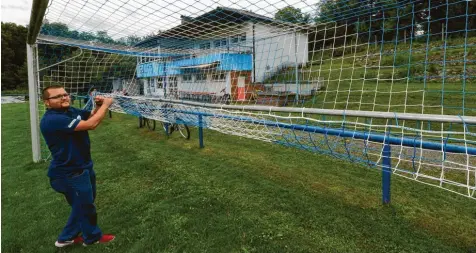  ?? Foto: Bernhard Weizenegge­r ?? Auf dass die Angreifer endlich treffen: Nagelneue Tornetze in königsblau‰weiß sollen den Landesliga‰Fußballern des SC Ichenhause­n bereits an diesem Mittwochab­end (11. August 2021) Glück bringen. Florian Gerl hat schon als Kind viel Zeit auf dem Ichenhause­r Fußballpla­tz verbracht, seine Großeltern waren jahrelang Wirte des Vereinshei­ms. Seit drei Jahren ist Gerl als Betreuer bei jedem Spiel und – wie hier – bei den Vorbereitu­ngen dabei.