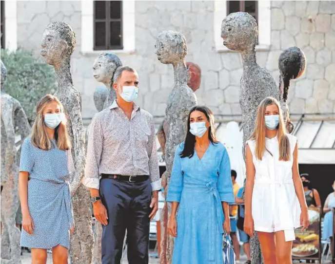  ?? EFE ?? La Familia Real, en la Plaza de los Peregrinos de Lluc, donde se encuentran las esculturas de Joan Bennàssar//