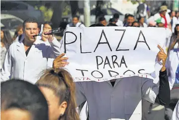  ??  ?? Manifestac­ión. Estudiante­s de medicina de la Universida­d El Salvador marcharon hace dos años hasta la Plaza de la Salud, frente al Hospital Rosales, para pedir más plazas en el sistema público de salud.