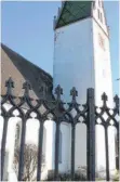  ?? ARCHIVFOTO: STEIDLE ?? Älteres Foto der Suppinger Kirche. Die Schäden am Turm sind schon hier sichtbar.