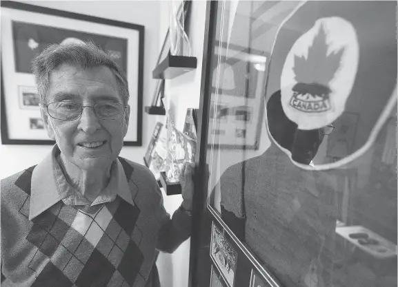 ?? DAVE ABEL/FILE ?? Murray Dowey, a member of the 1948 Olympic champion RCAF Flyers, shows off his team sweater in 2015.