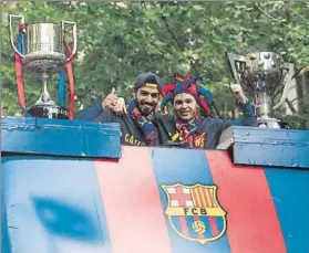  ?? FOTO: PERE PUNTÍ ?? Suárez e Iniesta, en la rúa Andrés ha ganado Liga y/o Copa en 9 de 10 años